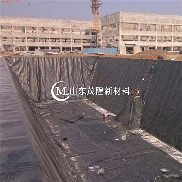 土工膜具有良好的防渗性能，广泛应用于生活垃圾填埋场、固体垃圾填埋场