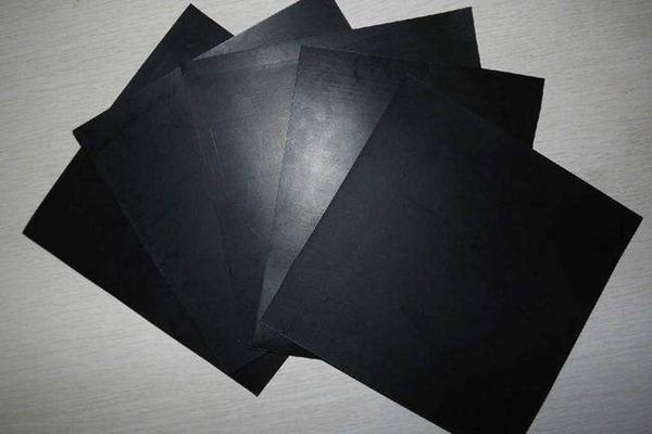 为什么河道底端的防水要使用复合土工膜呢？  第1张
