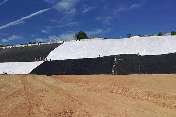 在垃圾填埋场中土工膜雨污分流应该怎么施工呢？  第2张